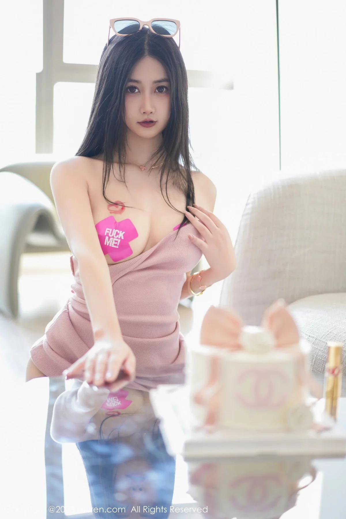 XiuRen第7533期_模特laura阿姣性感粉色连衣裙配白丝袜半脱秀惹火身材诱惑写真67P