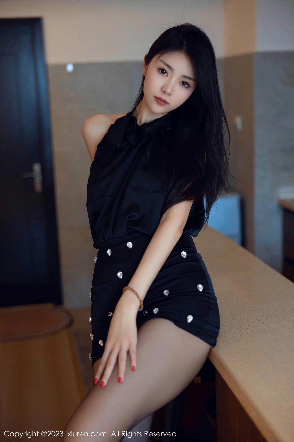 XiuRen第7535期_模特可乐Vicky性感黑色上衣配黑短裙露超薄黑丝秀美腿诱惑写真82P