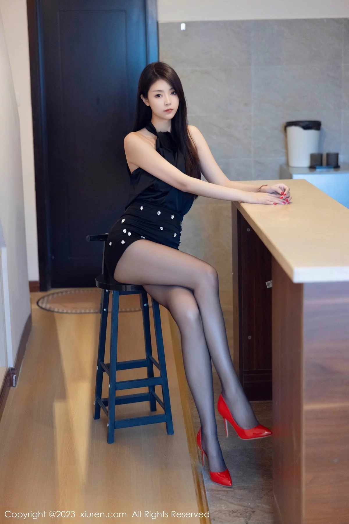 XiuRen第7535期_模特可乐Vicky性感黑色上衣配黑短裙露超薄黑丝秀美腿诱惑写真82P