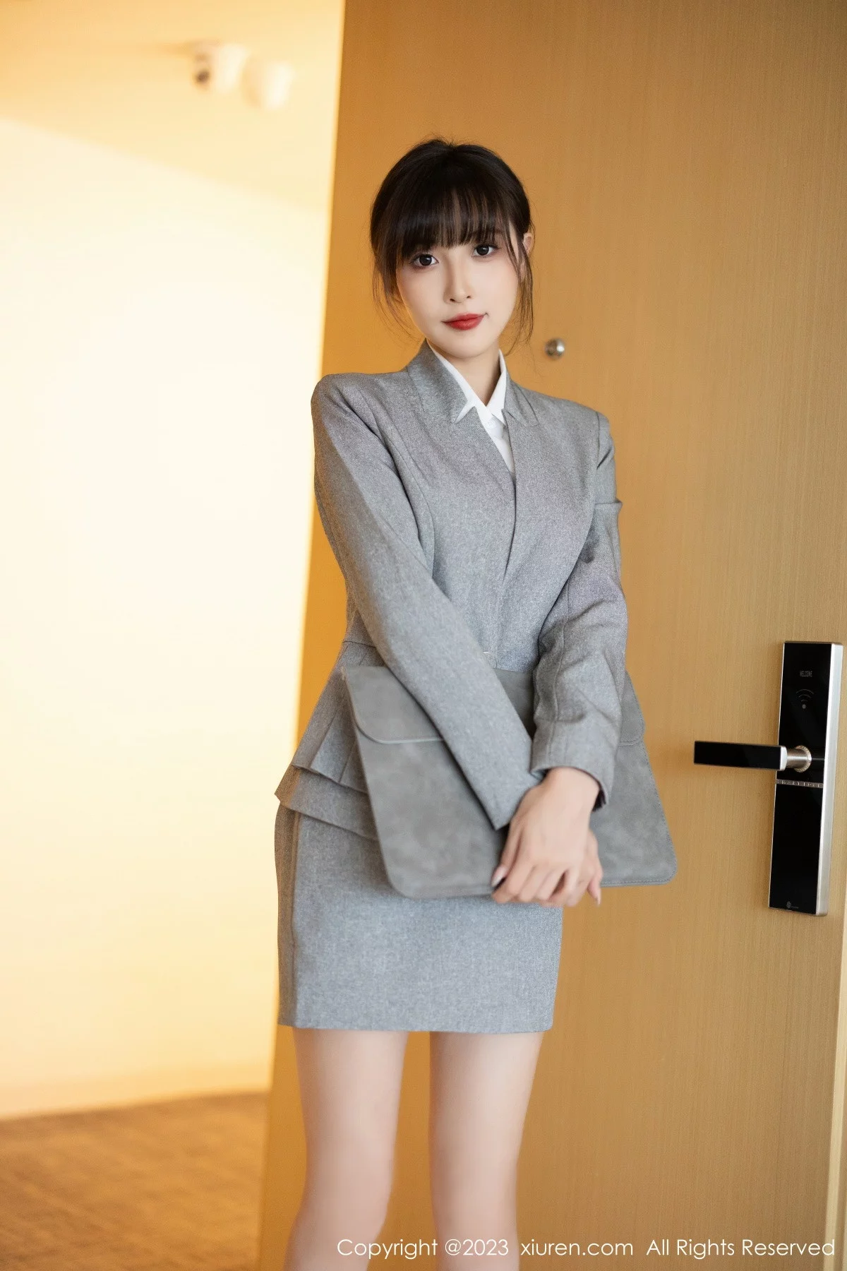 XiuRen第7422期_模特林星阑性感灰色OL服饰+淡蓝连衣短裙秀曼妙身姿诱惑写真85P