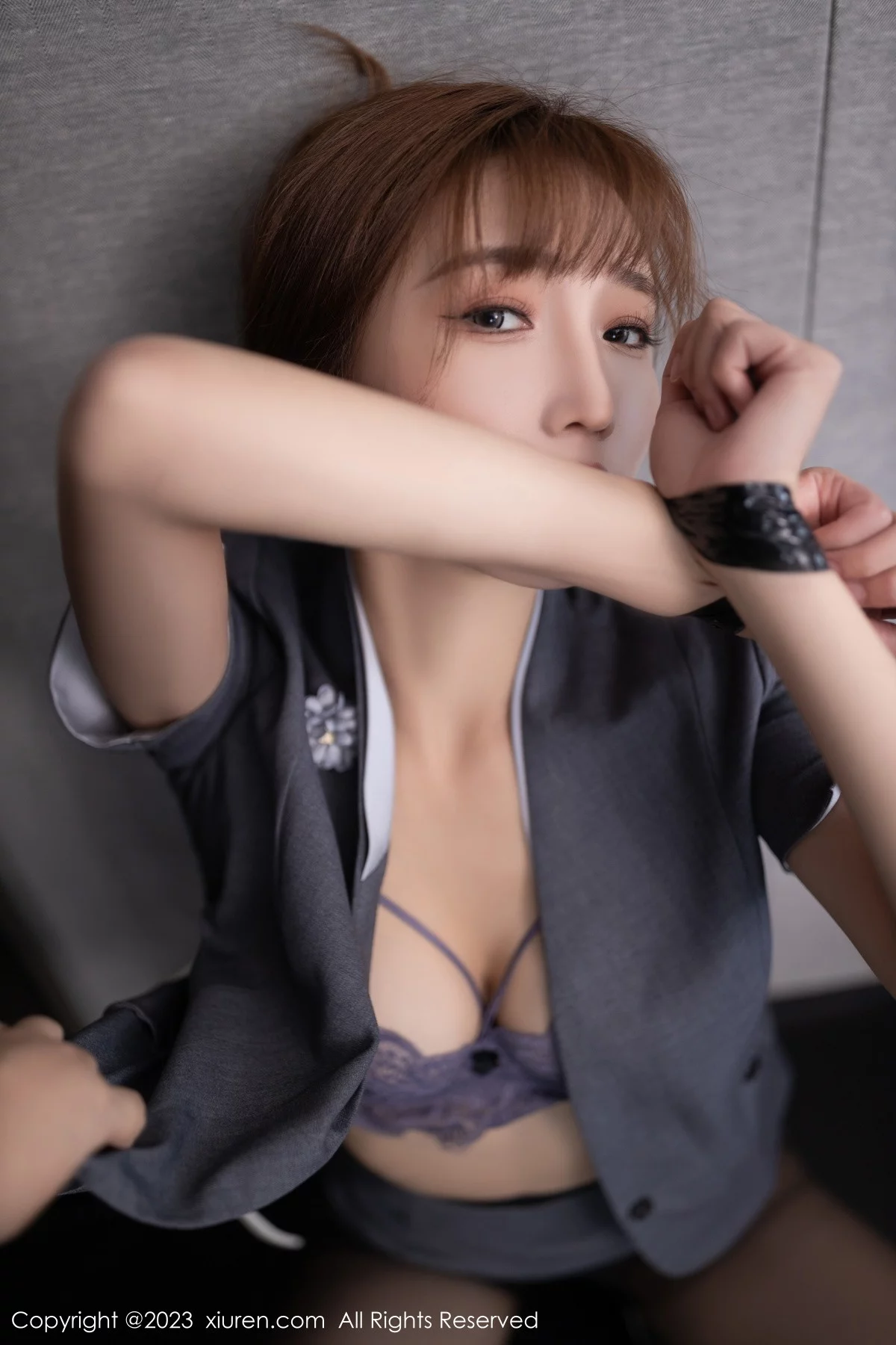XiuRen第7423期_模特陆萱萱捆绑主题性感深灰色Ol服饰露紫灰蕾丝内衣诱惑写真80P