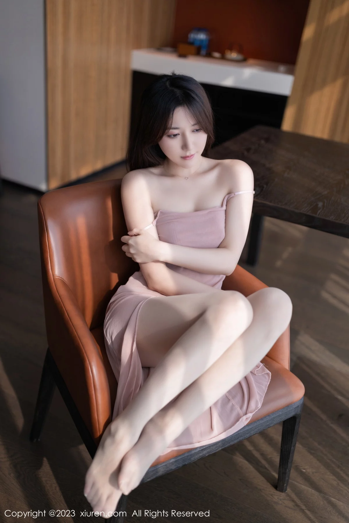 XiuRen第7429期_模特鱼子酱Fish性感粉桃吊带裙配原色丝袜秀曼妙身姿诱惑写真80P