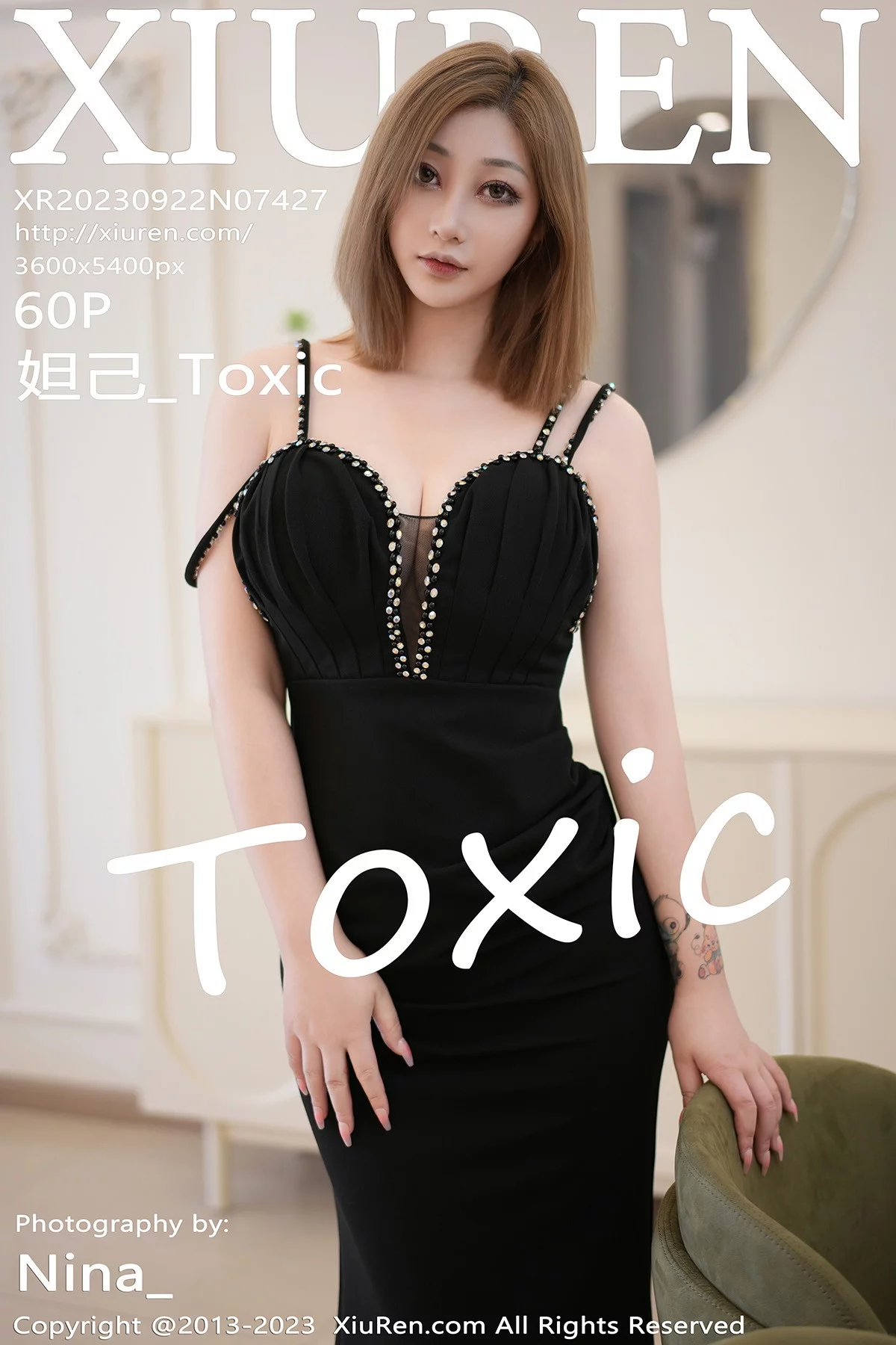 XiuRen第7427期_女神妲己_Toxic性感黑色低胸礼裙半脱秀丰满身材撩人诱惑写真60P