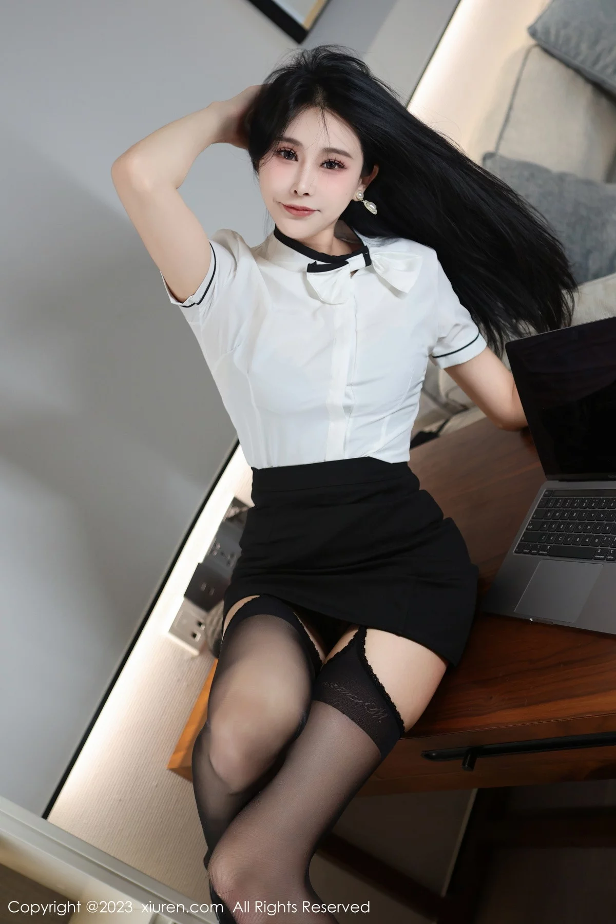 XiuRen第7424期_模特草莓mm性感白T配短裙露黑色蕾丝内衣秀曼妙身姿诱惑写真74P