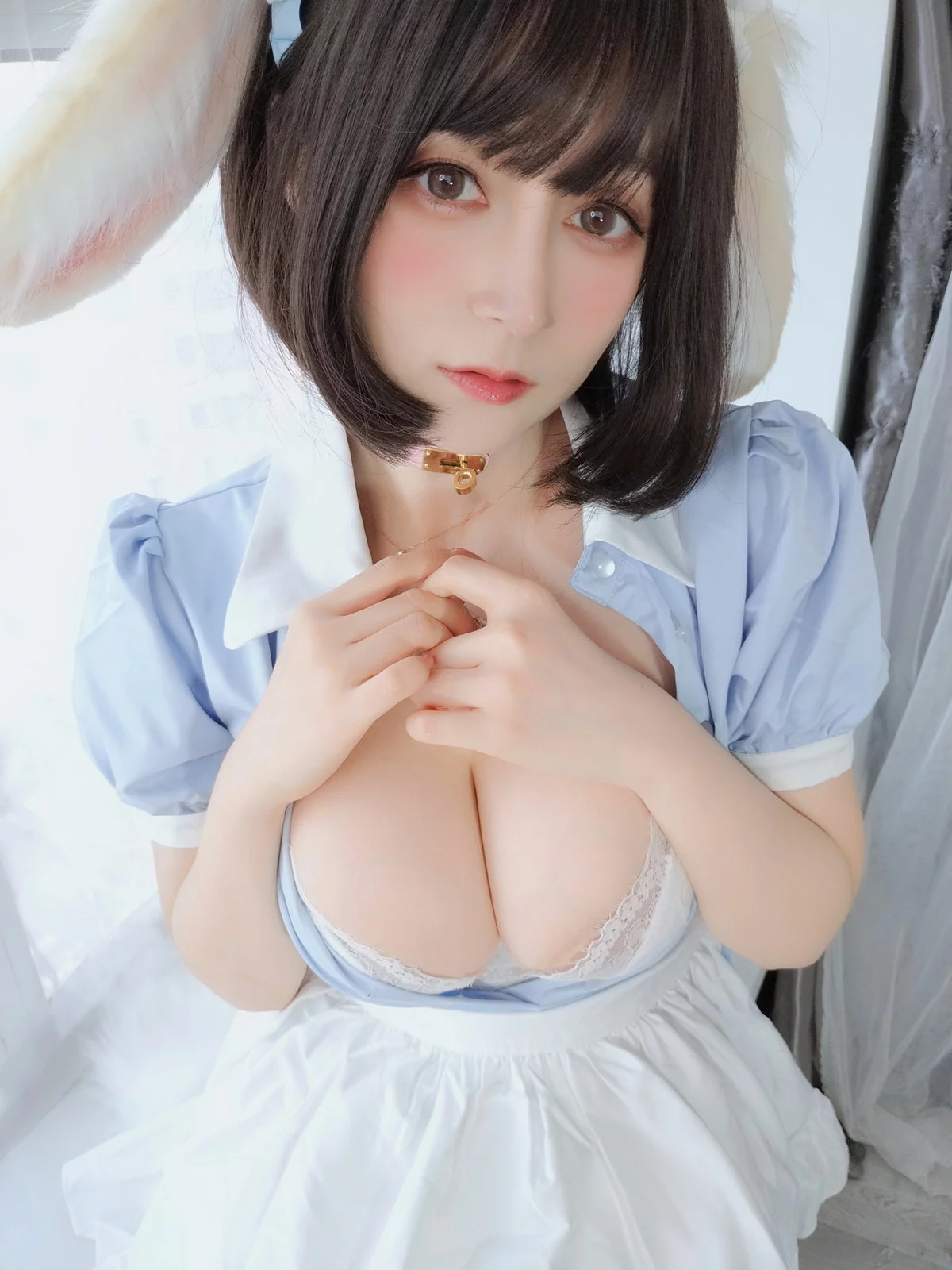Coser小姐姐白银兔女仆主题性感女仆装露白色蕾丝内衣配白丝吊袜惹火诱惑写真148P