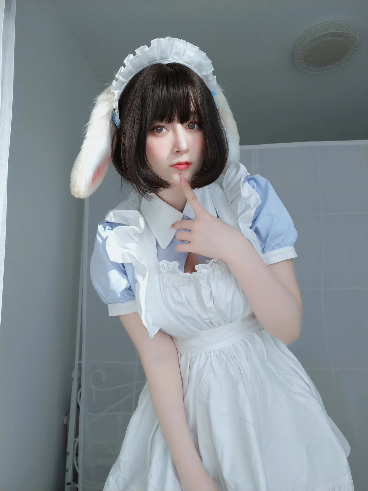 Coser小姐姐白银兔女仆主题性感女仆装露白色蕾丝内衣配白丝吊袜惹火诱惑写真148P