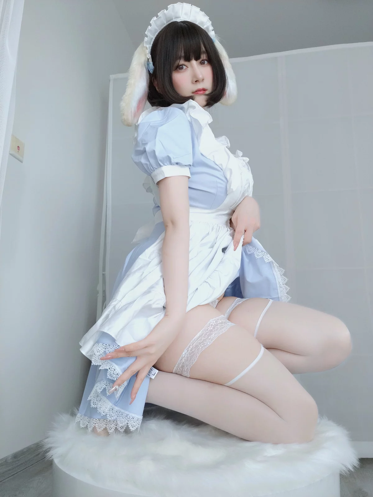 Coser小姐姐白银兔女仆主题性感女仆装露白色蕾丝内衣配白丝吊袜惹火诱惑写真148P