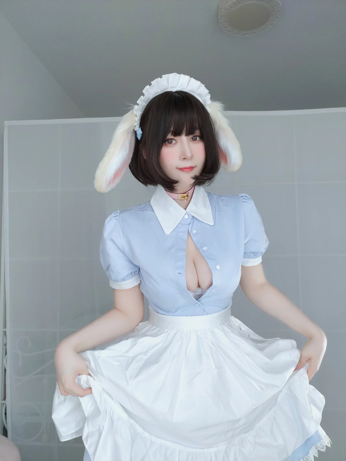 Coser小姐姐白银兔女仆主题性感女仆装露白色蕾丝内衣配白丝吊袜惹火诱惑写真148P