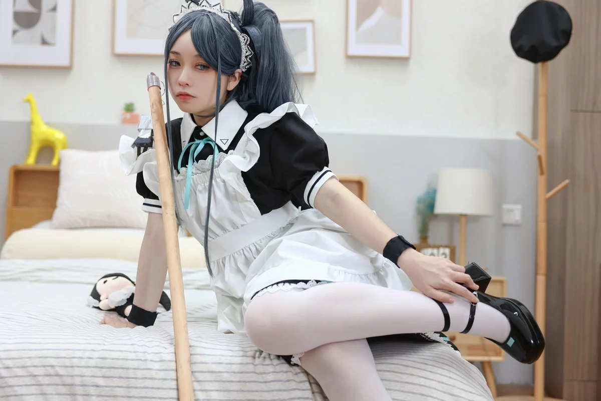 动漫博主G44不会受伤爱丽丝女仆主题性感黑白女仆装配白丝袜秀美腿诱惑写真22P