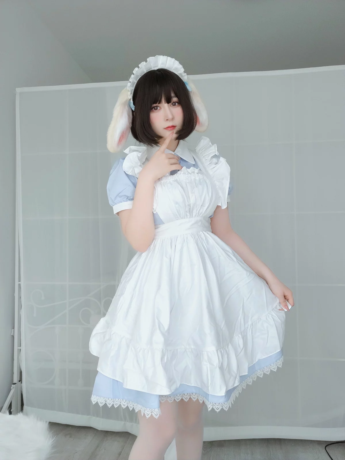 Coser小姐姐白银兔女仆主题性感女仆装露白色蕾丝内衣配白丝吊袜惹火诱惑写真148P