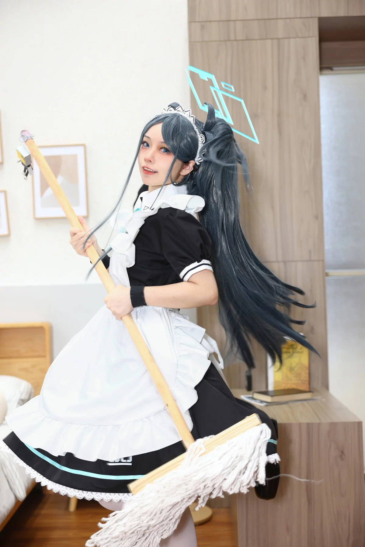 动漫博主G44不会受伤爱丽丝女仆主题性感黑白女仆装配白丝袜秀美腿诱惑写真22P