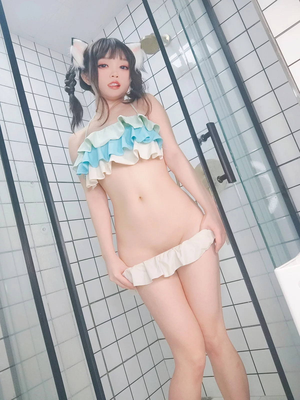 Coser美女神沢永莉浴室蓝白泳衣辫子主题私房浴室性感泳衣秀完美身材迷人写真70P
