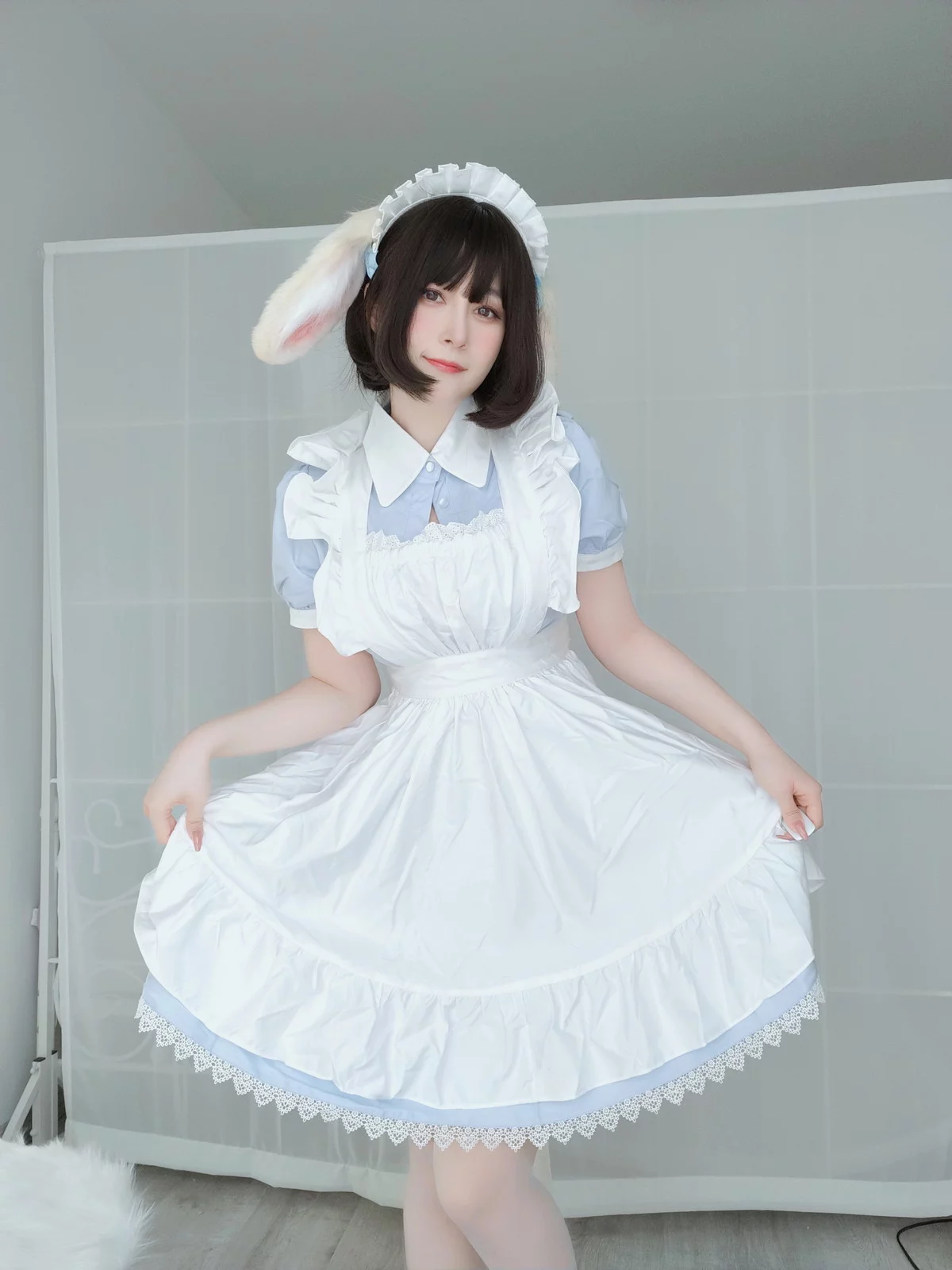 Coser小姐姐白银兔女仆主题性感女仆装露白色蕾丝内衣配白丝吊袜惹火诱惑写真148P