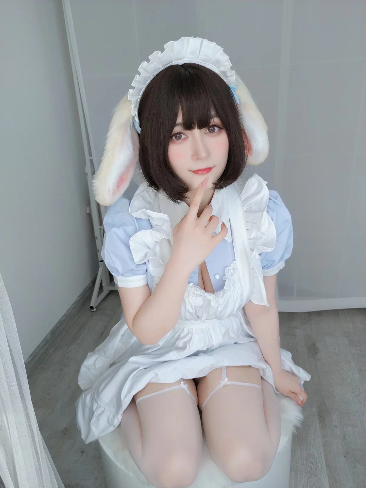 Coser小姐姐白银兔女仆主题性感女仆装露白色蕾丝内衣配白丝吊袜惹火诱惑写真148P