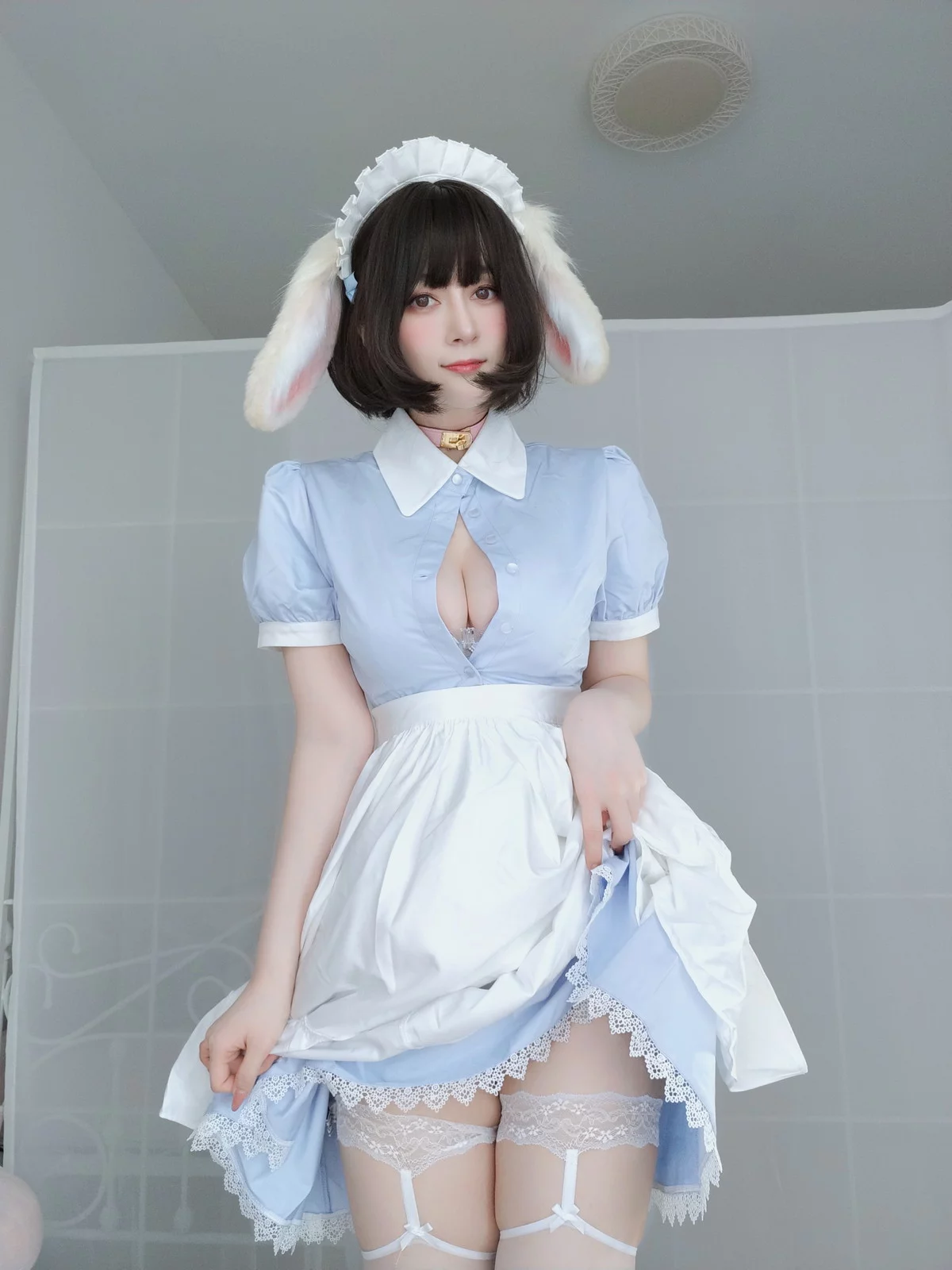 Coser小姐姐白银兔女仆主题性感女仆装露白色蕾丝内衣配白丝吊袜惹火诱惑写真148P