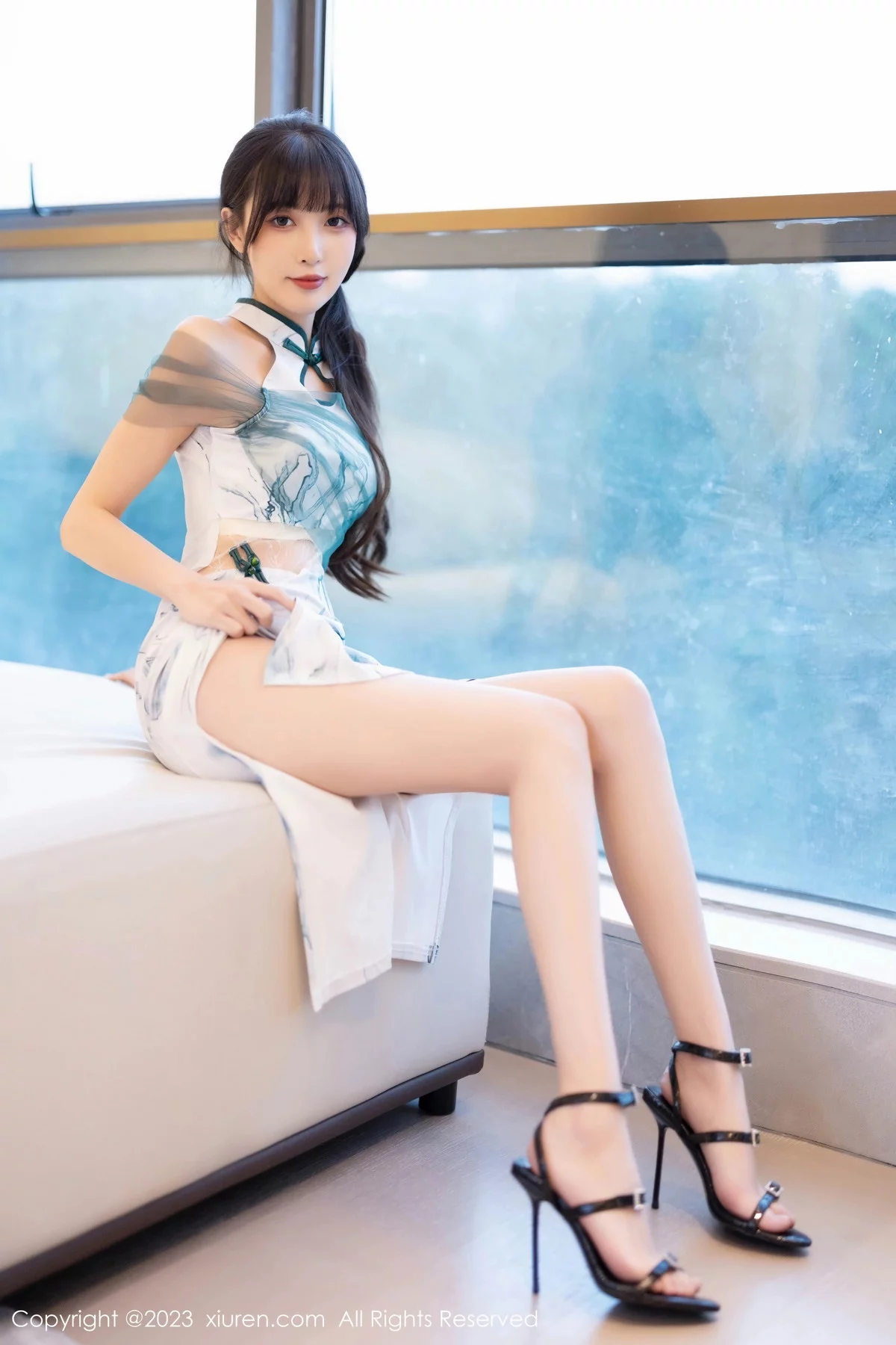XiuRen第7605期_模特林星阑性感白色带图案旗袍露性感内衣秀曼妙身姿诱惑写真90P