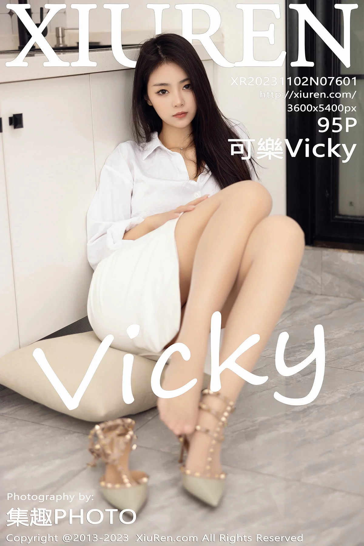 XiuRen第7601期_模特可乐Vicky性感白T配白短裙露原色丝袜秀完美身材诱惑写真95P