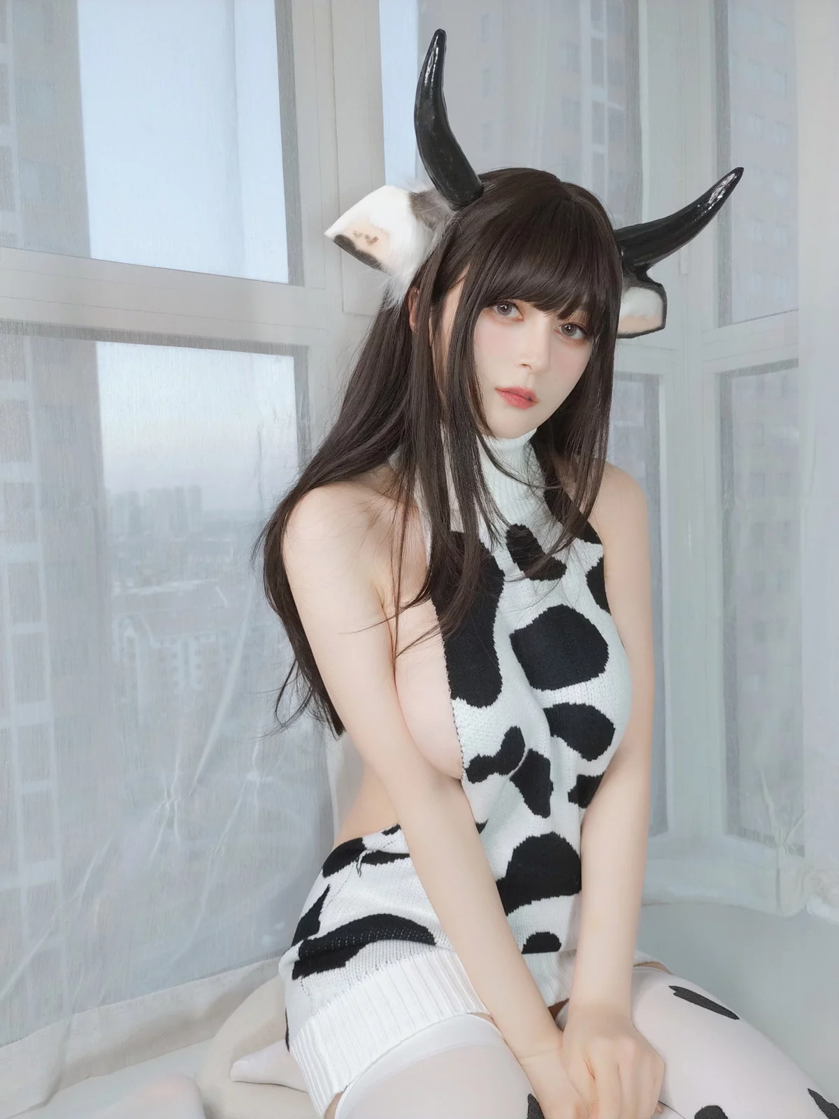 Coser小姐姐白银柴郡魔女主题性感露背毛衣+黑色情趣服饰秀丰满身材诱惑写真31P