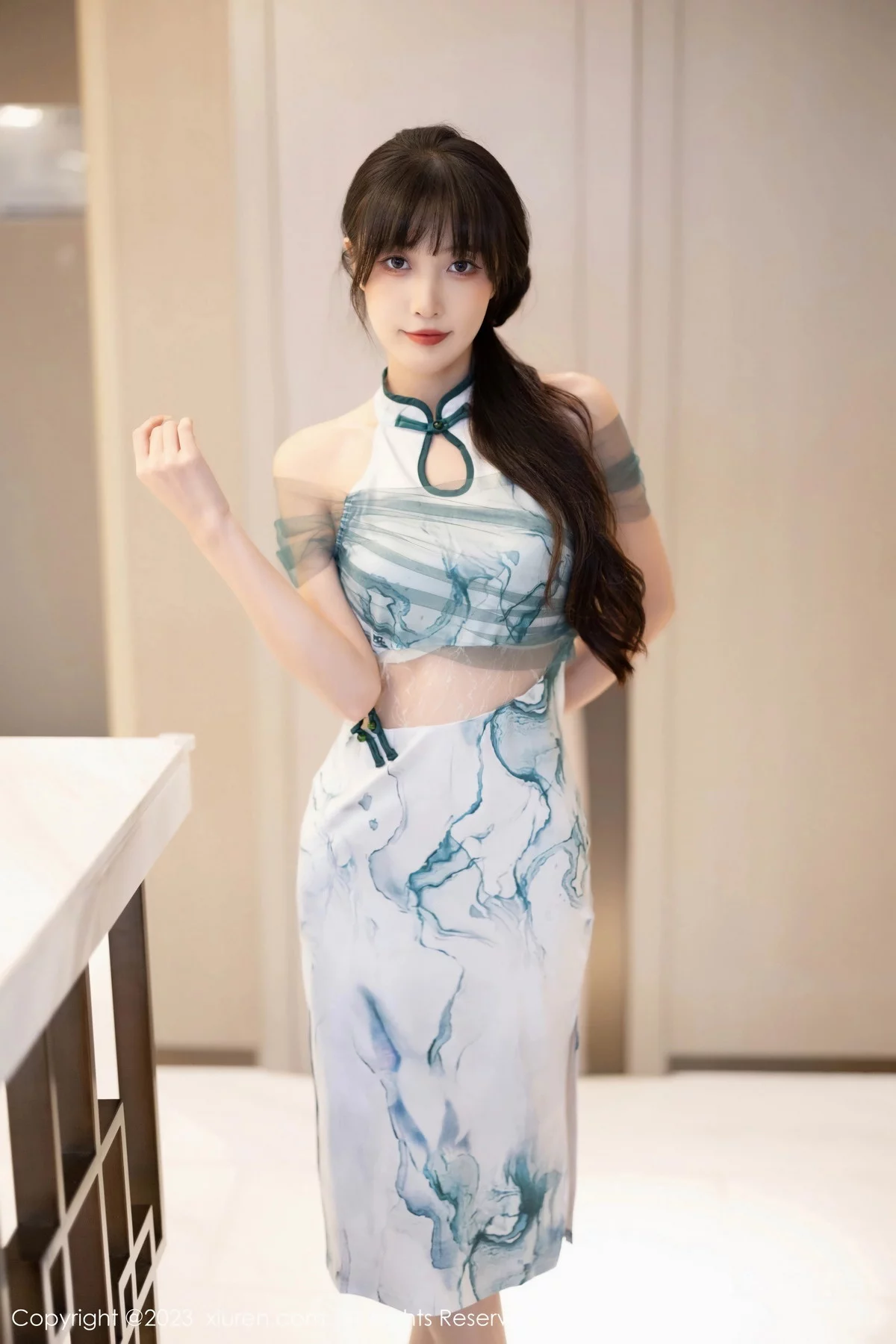 XiuRen第7605期_模特林星阑性感白色带图案旗袍露性感内衣秀曼妙身姿诱惑写真90P