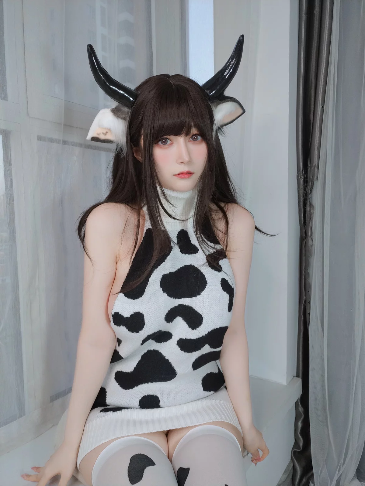 Coser小姐姐白银柴郡魔女主题性感露背毛衣+黑色情趣服饰秀丰满身材诱惑写真31P