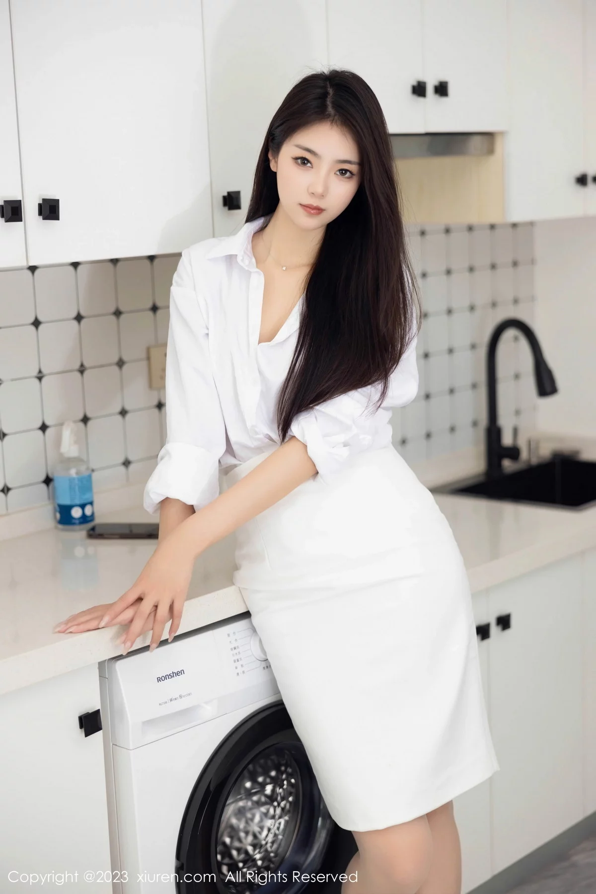 XiuRen第7601期_模特可乐Vicky性感白T配白短裙露原色丝袜秀完美身材诱惑写真95P
