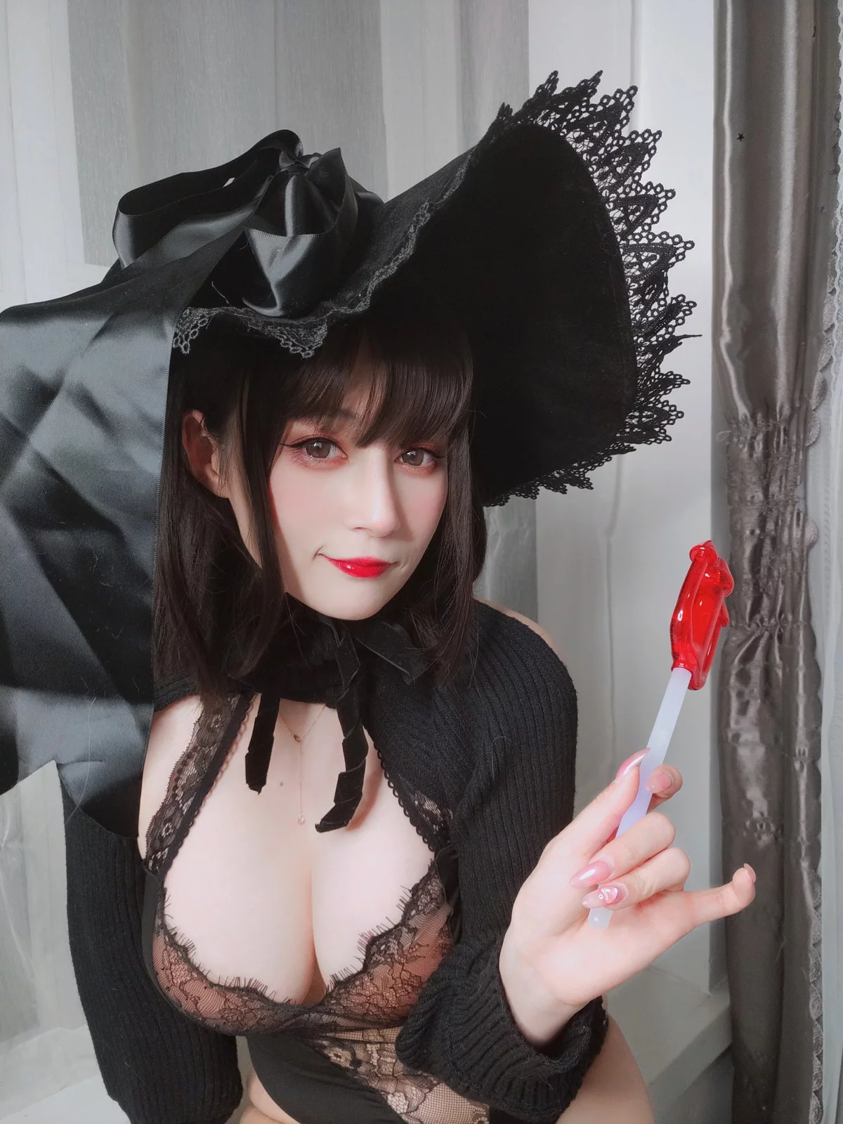 Coser小姐姐白银柴郡魔女主题性感露背毛衣+黑色情趣服饰秀丰满身材诱惑写真31P