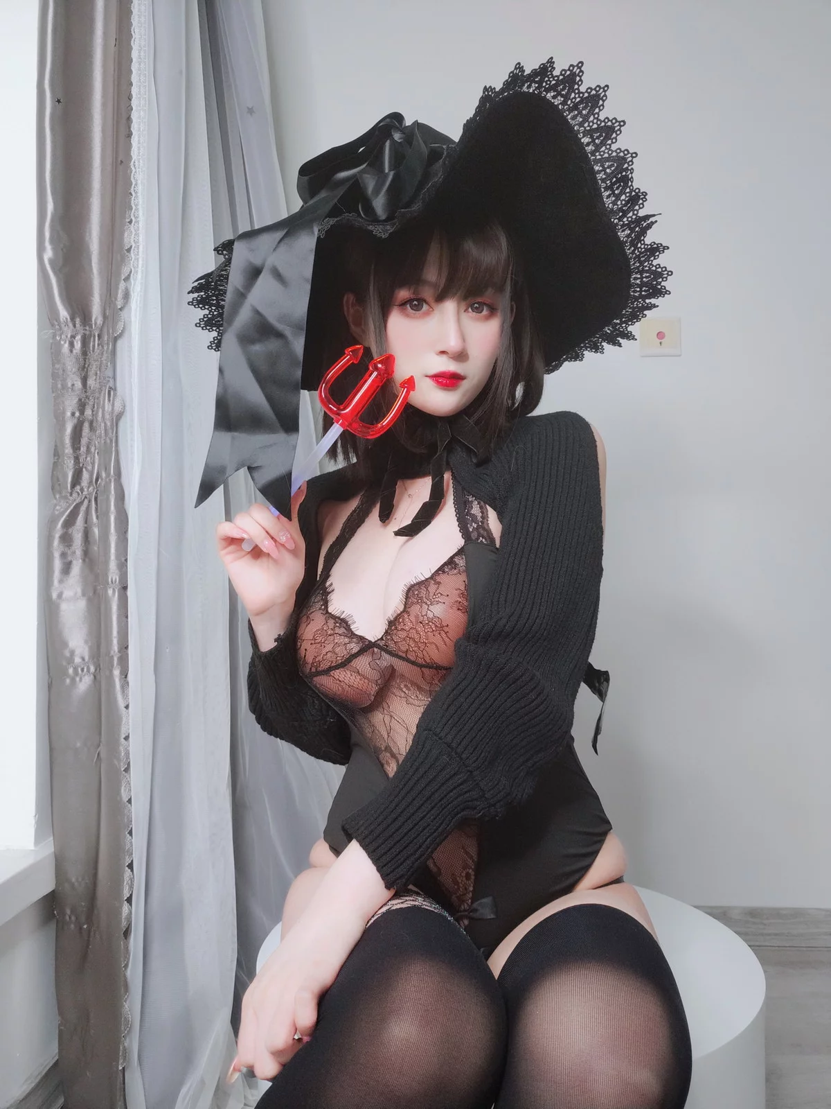 Coser小姐姐白银柴郡魔女主题性感露背毛衣+黑色情趣服饰秀丰满身材诱惑写真31P