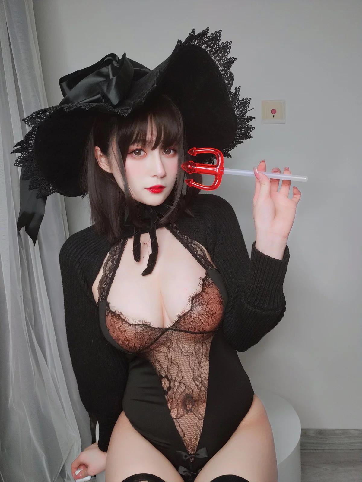 Coser小姐姐白银柴郡魔女主题性感露背毛衣+黑色情趣服饰秀丰满身材诱惑写真31P