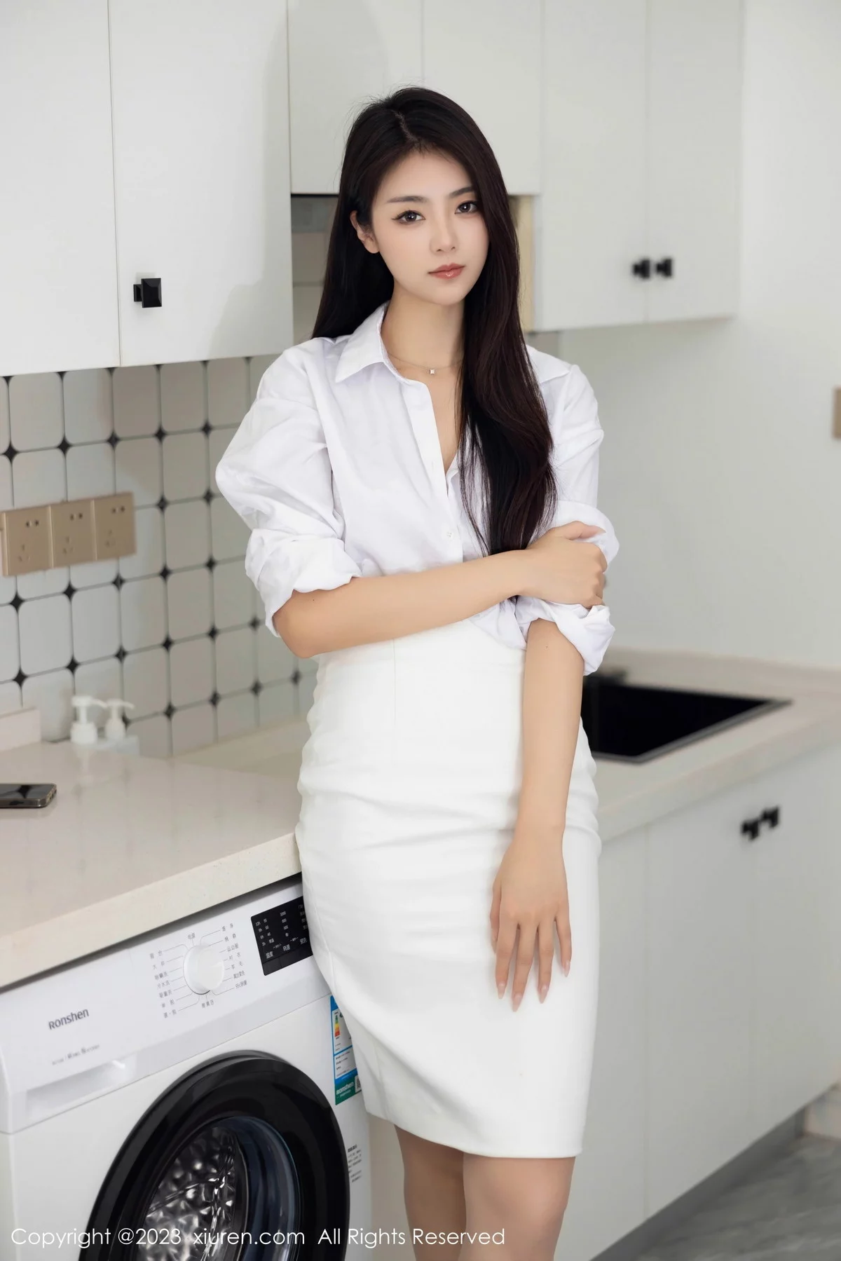 XiuRen第7601期_模特可乐Vicky性感白T配白短裙露原色丝袜秀完美身材诱惑写真95P