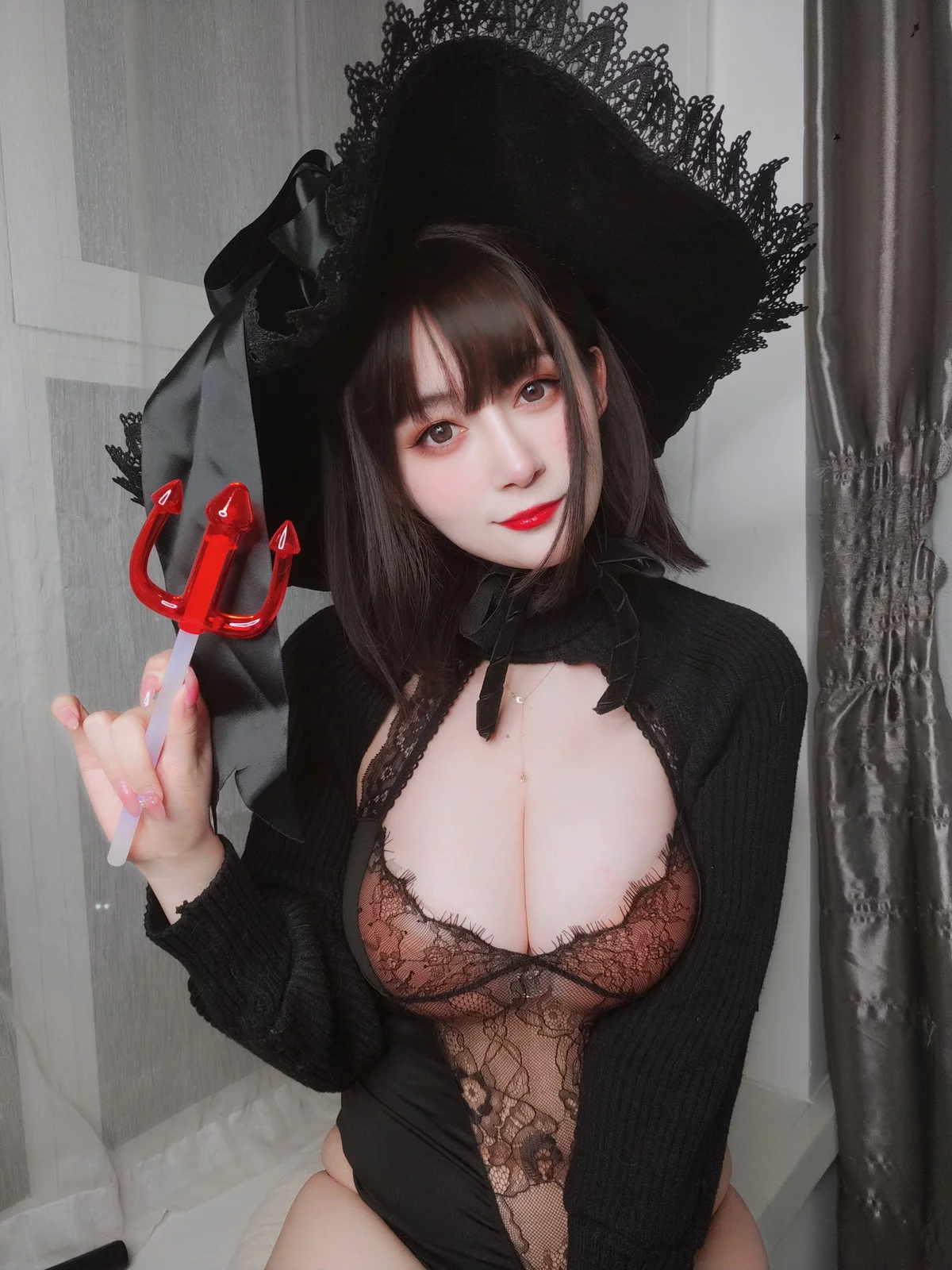 Coser小姐姐白银柴郡魔女主题性感露背毛衣+黑色情趣服饰秀丰满身材诱惑写真31P