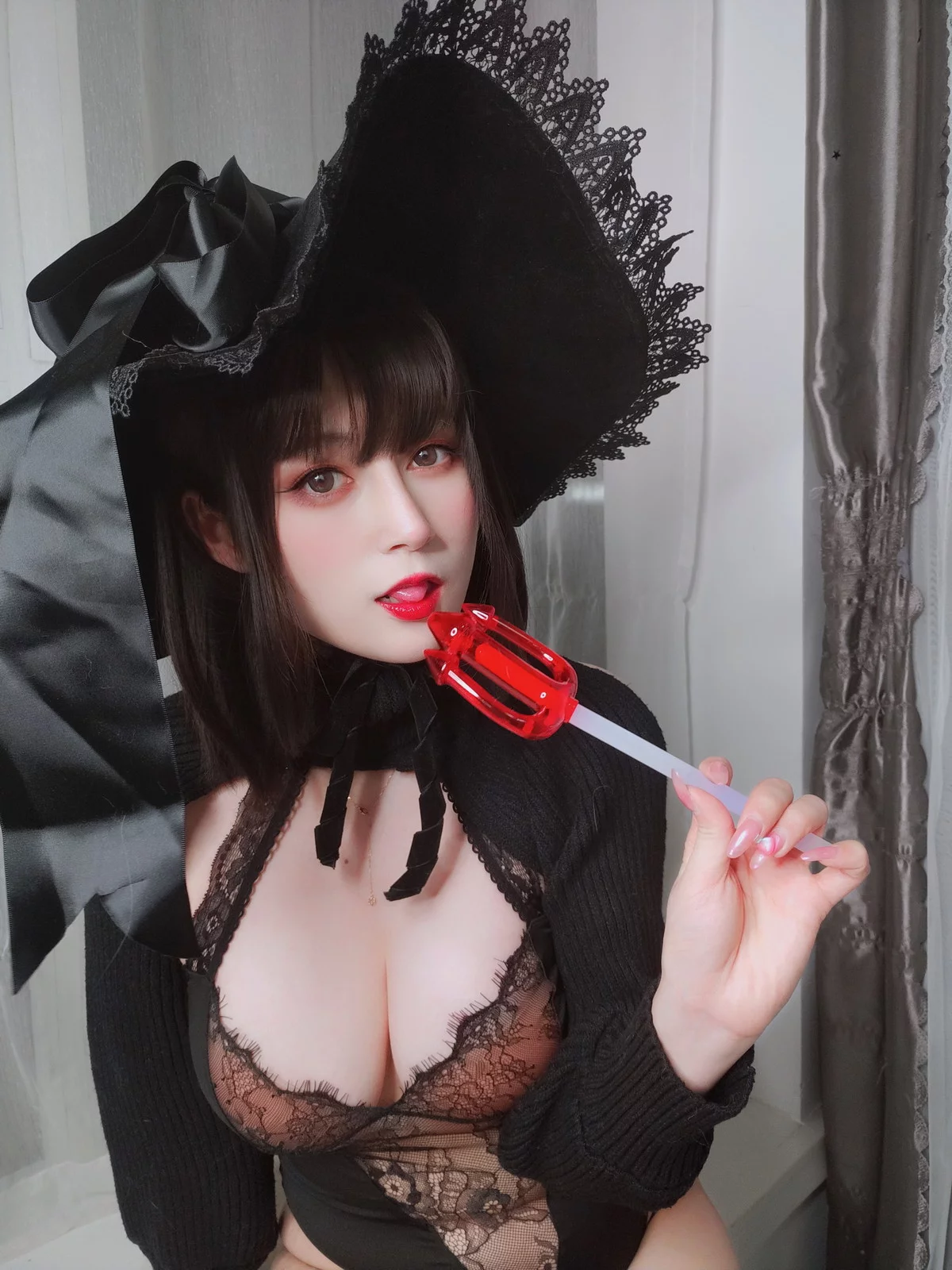 Coser小姐姐白银柴郡魔女主题性感露背毛衣+黑色情趣服饰秀丰满身材诱惑写真31P
