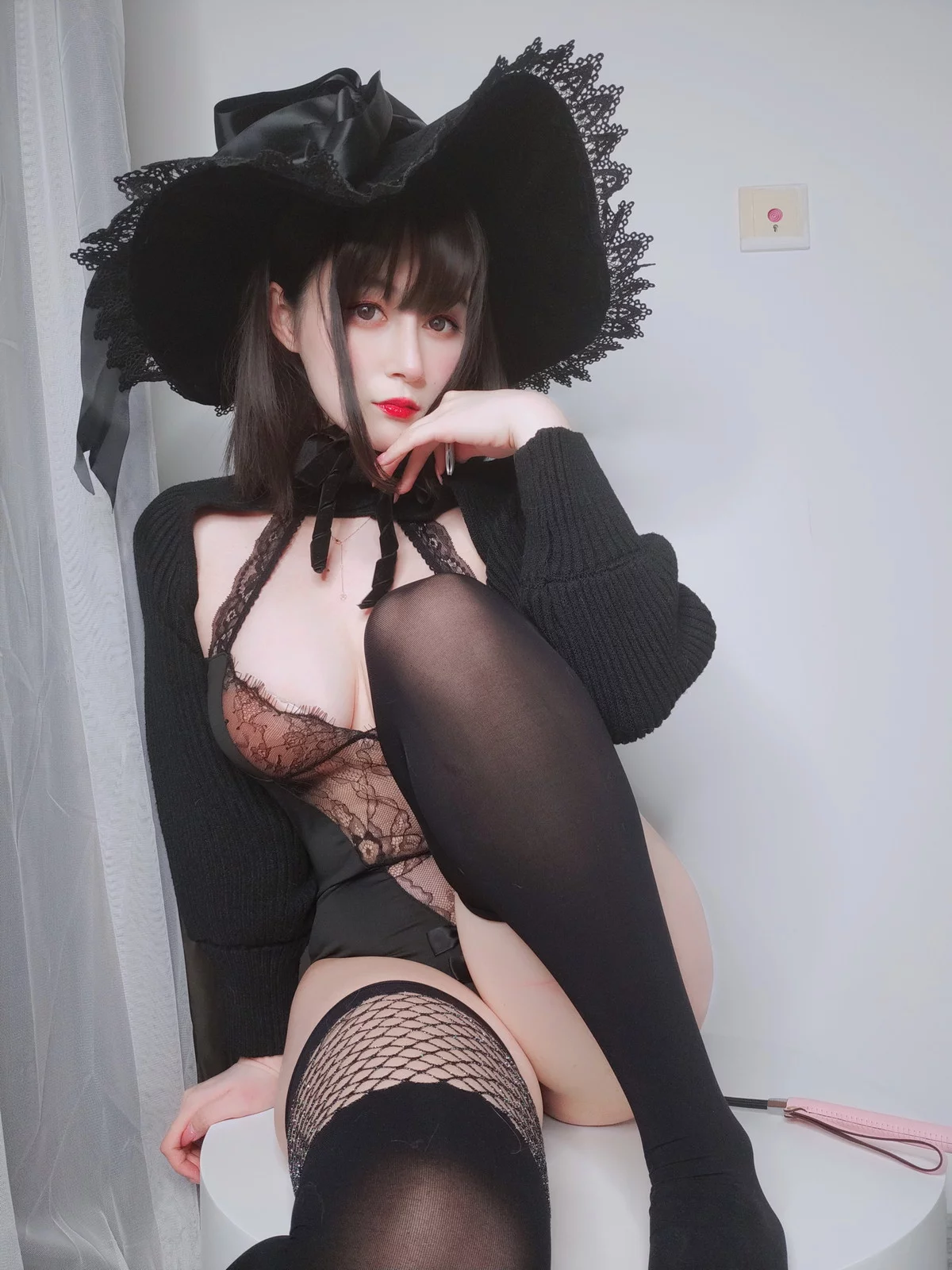 Coser小姐姐白银柴郡魔女主题性感露背毛衣+黑色情趣服饰秀丰满身材诱惑写真31P