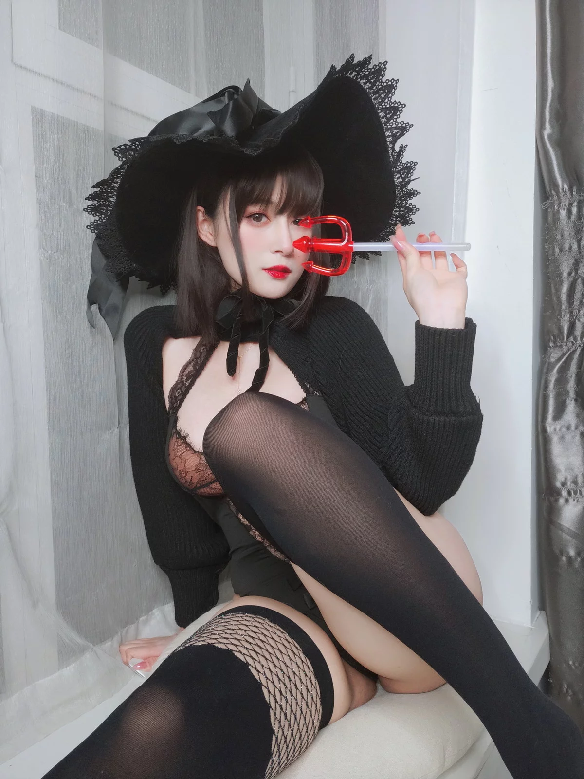 Coser小姐姐白银柴郡魔女主题性感露背毛衣+黑色情趣服饰秀丰满身材诱惑写真31P