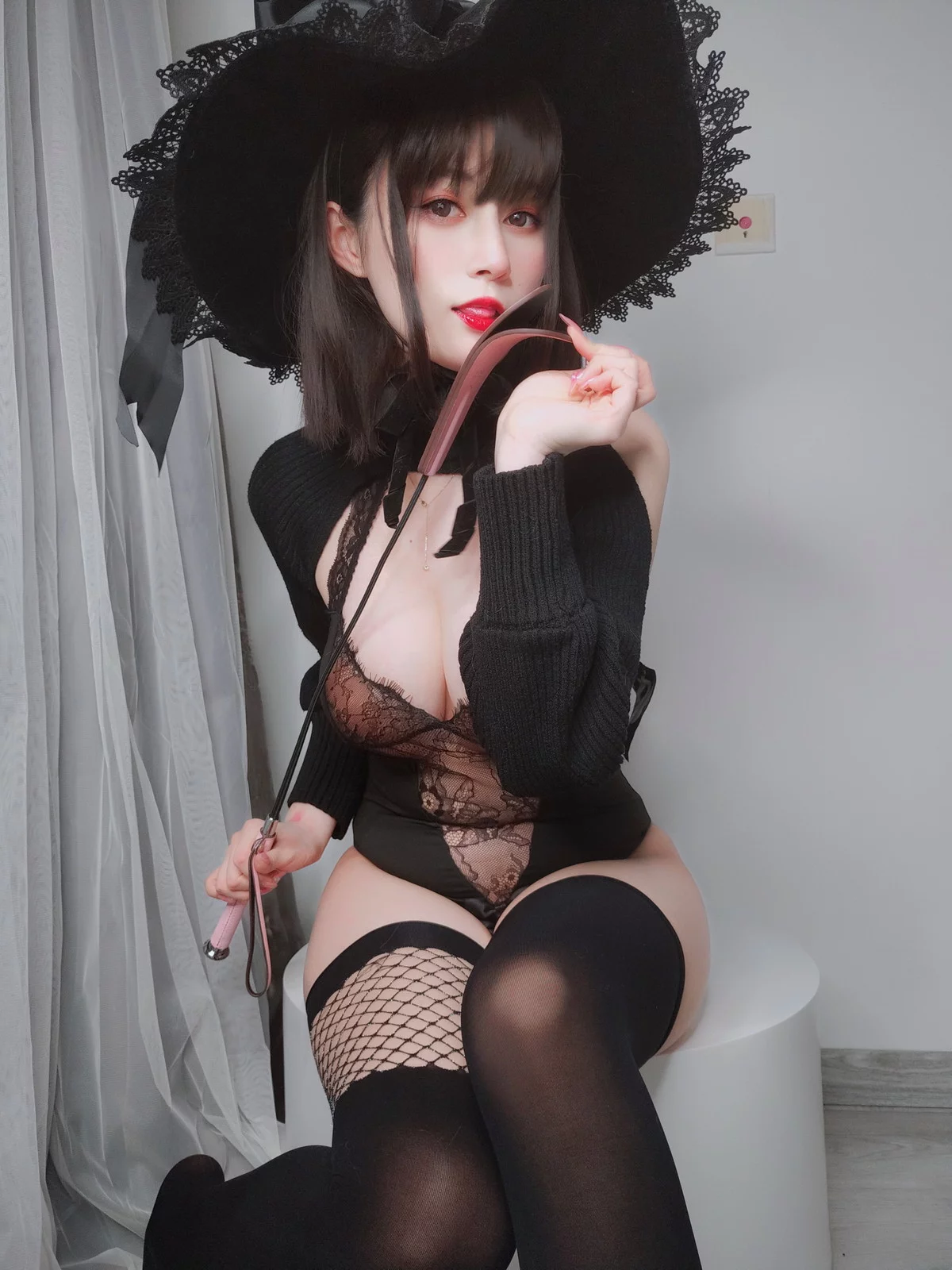 Coser小姐姐白银柴郡魔女主题性感露背毛衣+黑色情趣服饰秀丰满身材诱惑写真31P