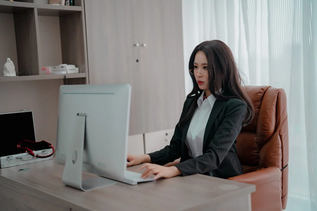 网络美女轩萧学姐女社长主题性感红色皮质兔女郎服饰配超薄黑丝迷人诱惑写真108P