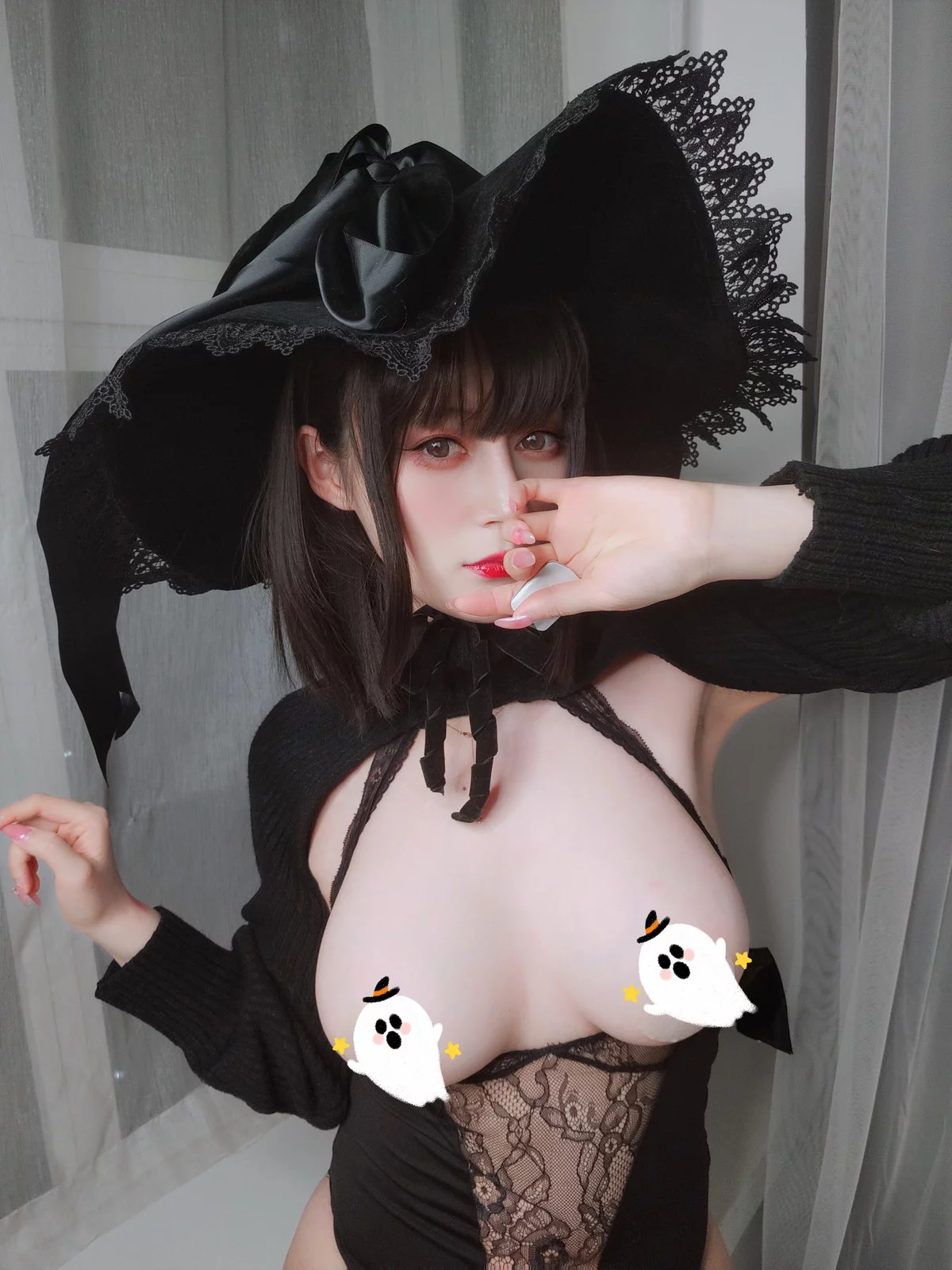 Coser小姐姐白银柴郡魔女主题性感露背毛衣+黑色情趣服饰秀丰满身材诱惑写真31P
