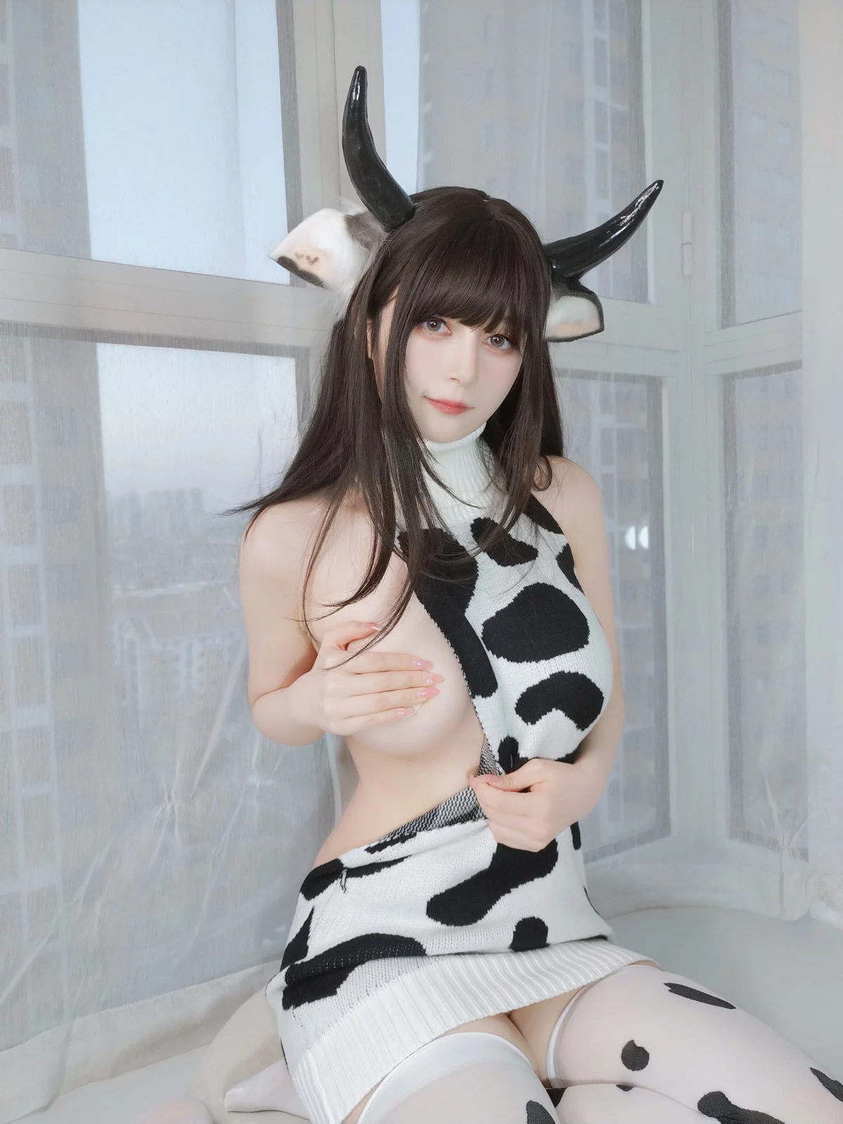 Coser小姐姐白银柴郡魔女主题性感露背毛衣+黑色情趣服饰秀丰满身材诱惑写真31P