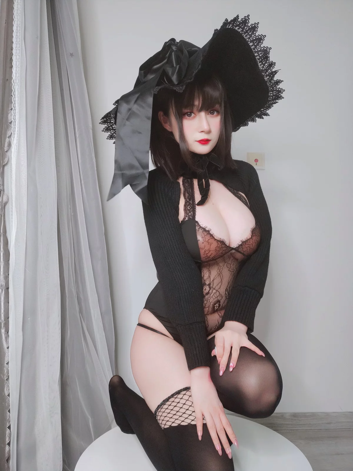 Coser小姐姐白银柴郡魔女主题性感露背毛衣+黑色情趣服饰秀丰满身材诱惑写真31P