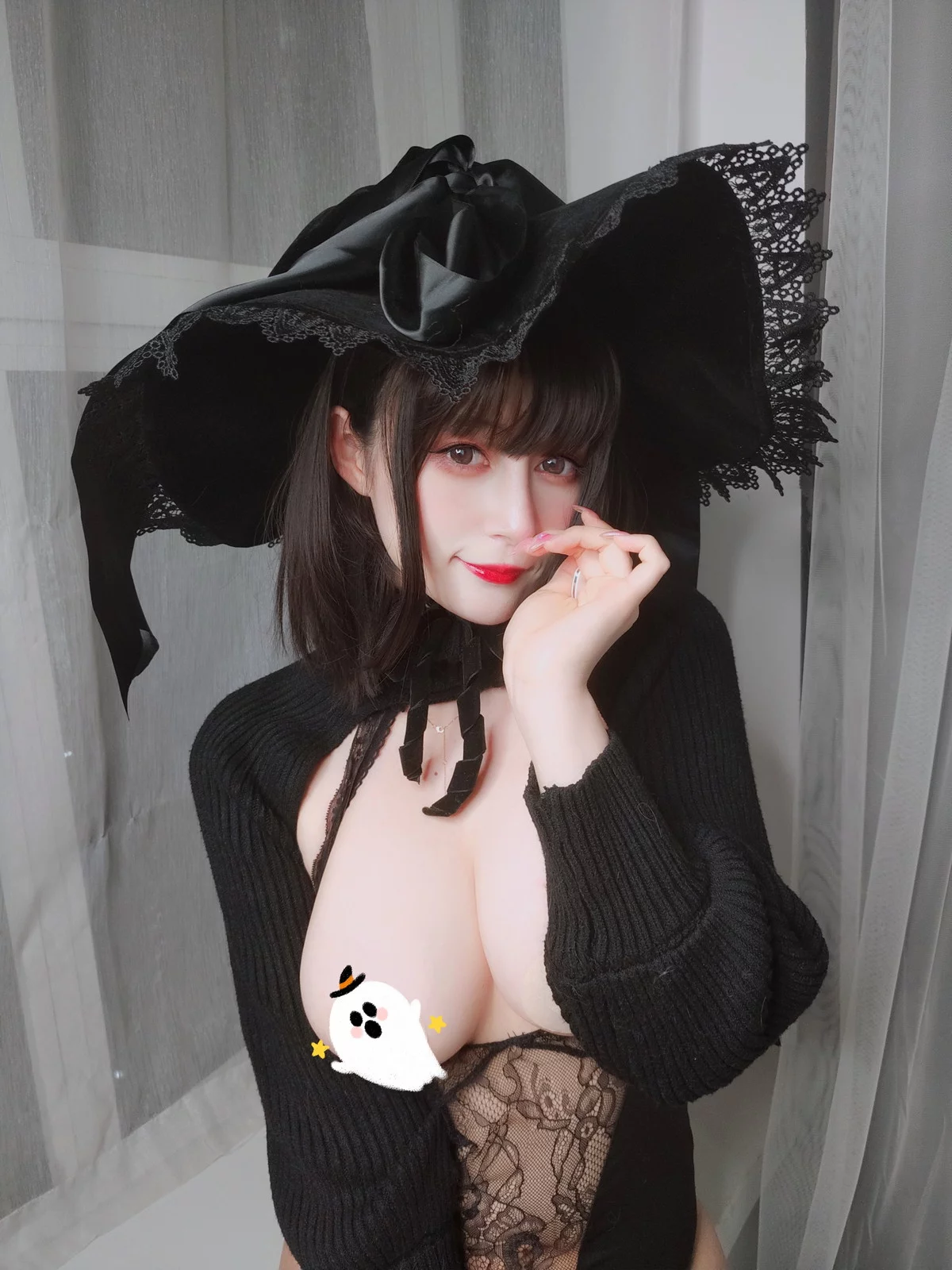 Coser小姐姐白银柴郡魔女主题性感露背毛衣+黑色情趣服饰秀丰满身材诱惑写真31P