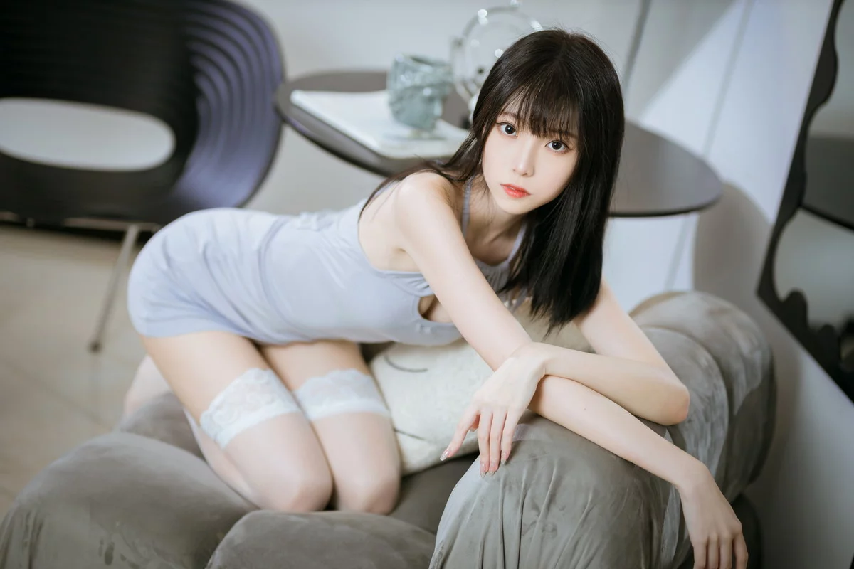 网络美女许岚LAN白丝蓝裙主题性感蓝色连衣短裙配白色蕾丝袜秀美腿诱惑写真32P