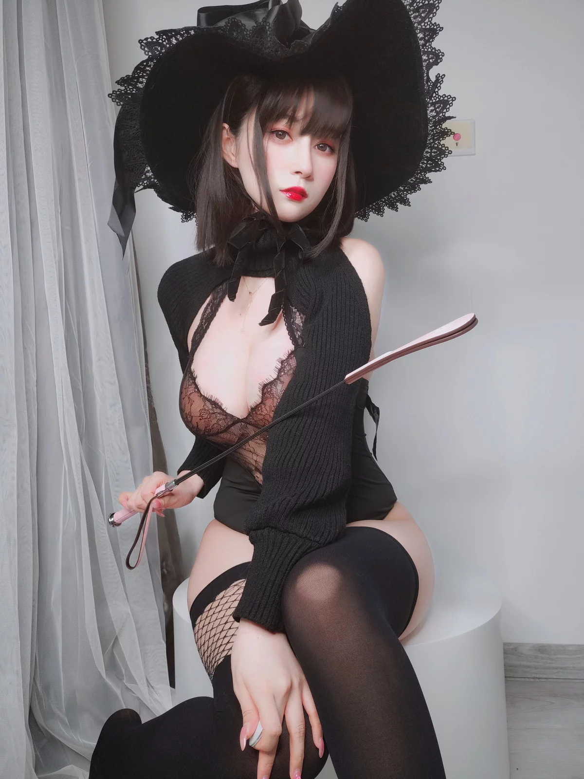 Coser小姐姐白银柴郡魔女主题性感露背毛衣+黑色情趣服饰秀丰满身材诱惑写真31P