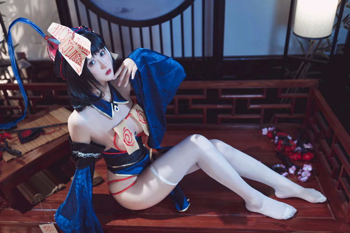 网络美女羽生三未华甲欢庆僵尸主题性感开胸情趣礼裙服饰配白丝袜完美诱惑写真30P