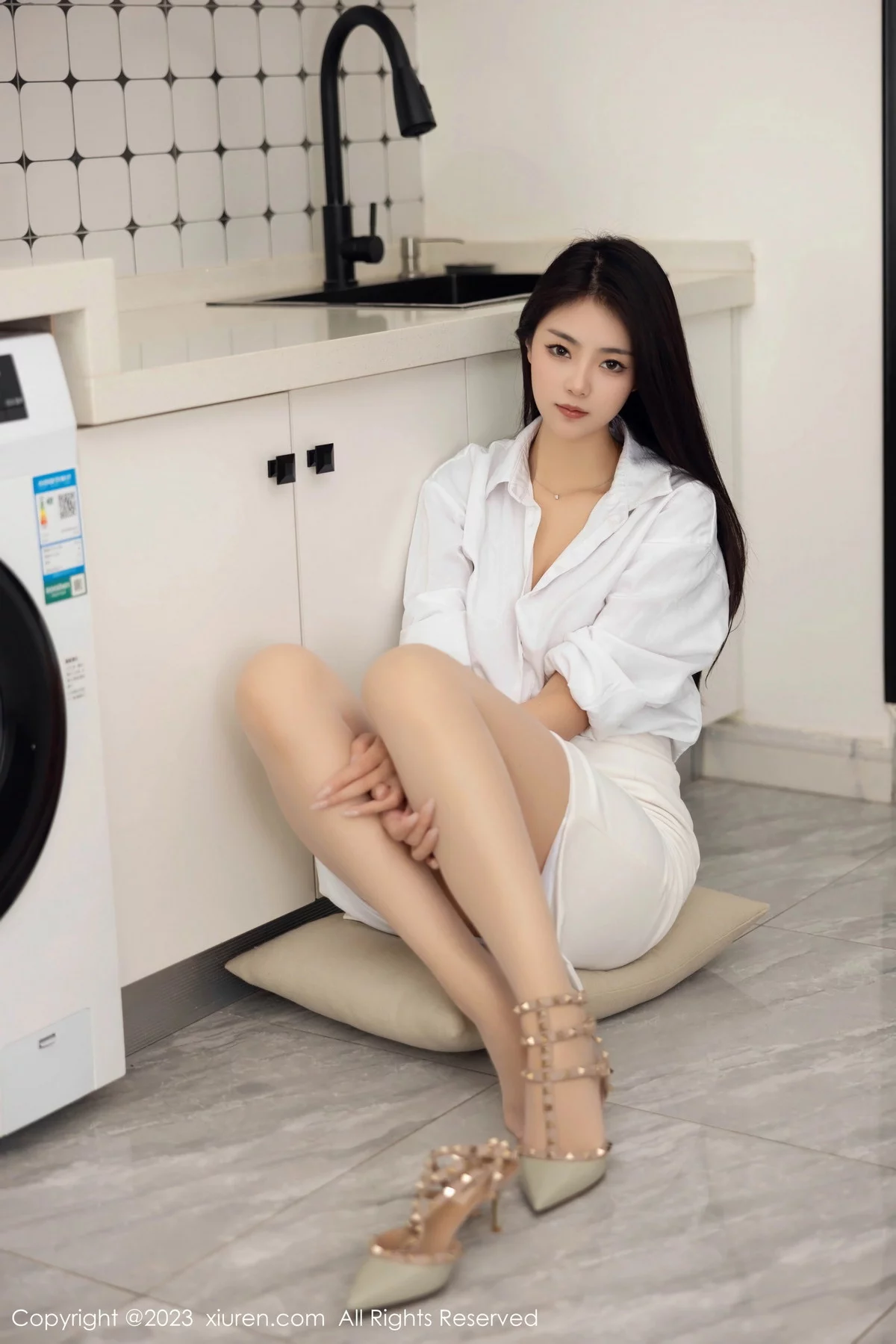 XiuRen第7601期_模特可乐Vicky性感白T配白短裙露原色丝袜秀完美身材诱惑写真95P
