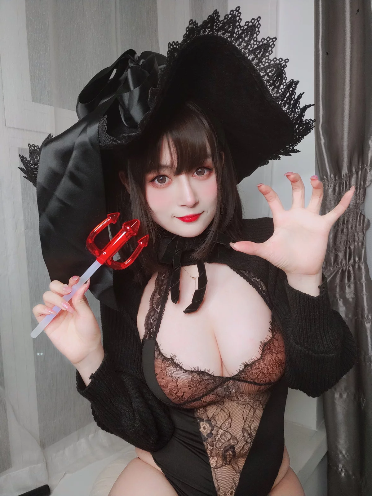 Coser小姐姐白银柴郡魔女主题性感露背毛衣+黑色情趣服饰秀丰满身材诱惑写真31P