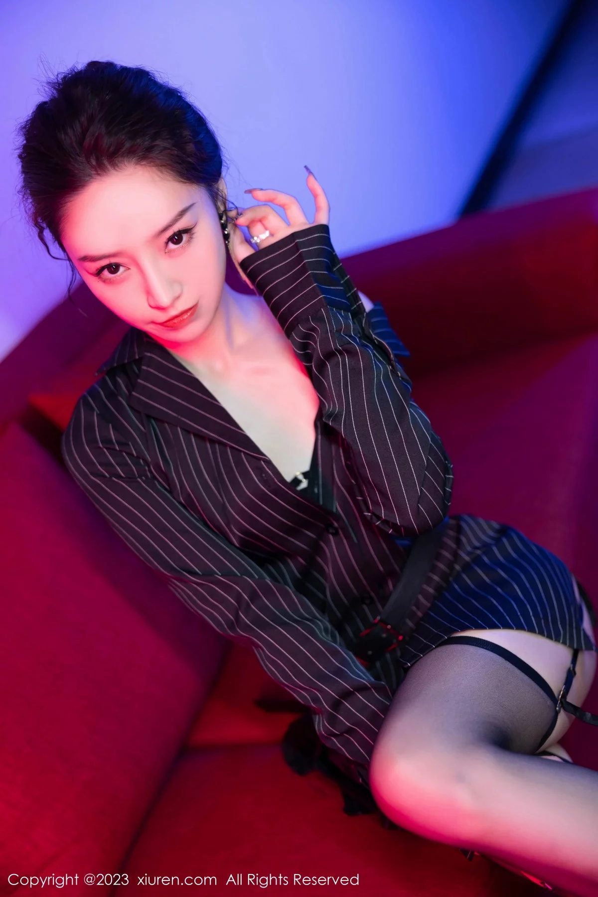 XiuRen第7611期_模特苏曼兮黑色条纹衬衫露黑色内衣配黑丝吊袜秀翘臀诱惑写真90P