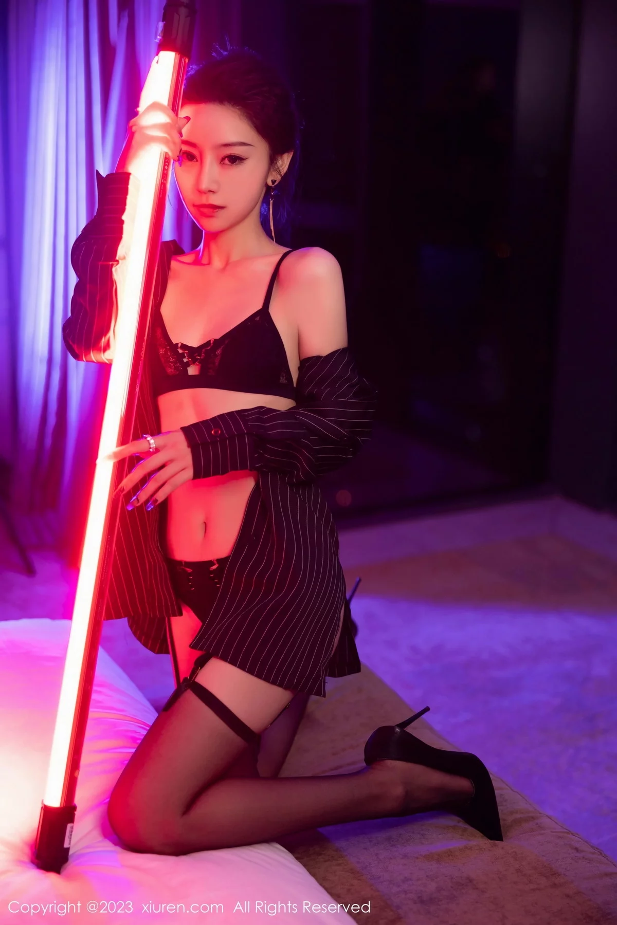XiuRen第7611期_模特苏曼兮黑色条纹衬衫露黑色内衣配黑丝吊袜秀翘臀诱惑写真90P