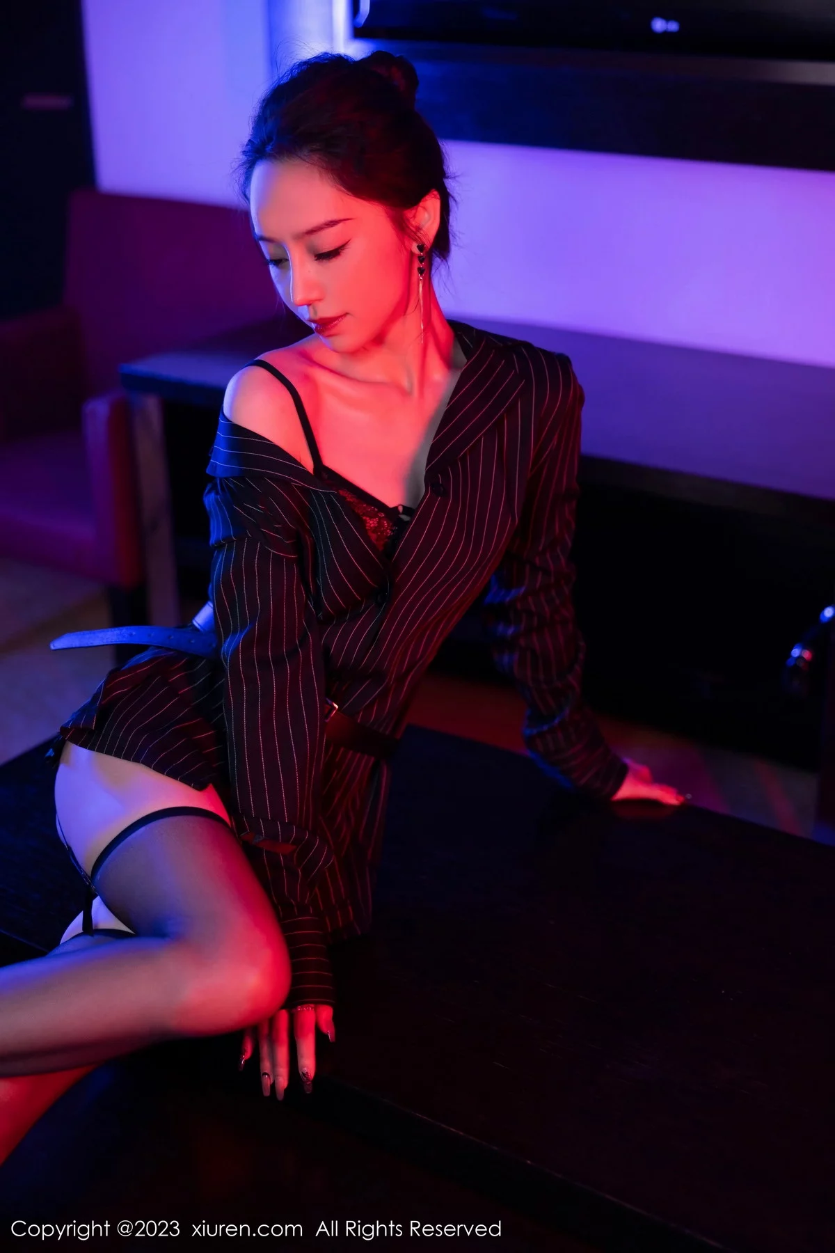 XiuRen第7611期_模特苏曼兮黑色条纹衬衫露黑色内衣配黑丝吊袜秀翘臀诱惑写真90P