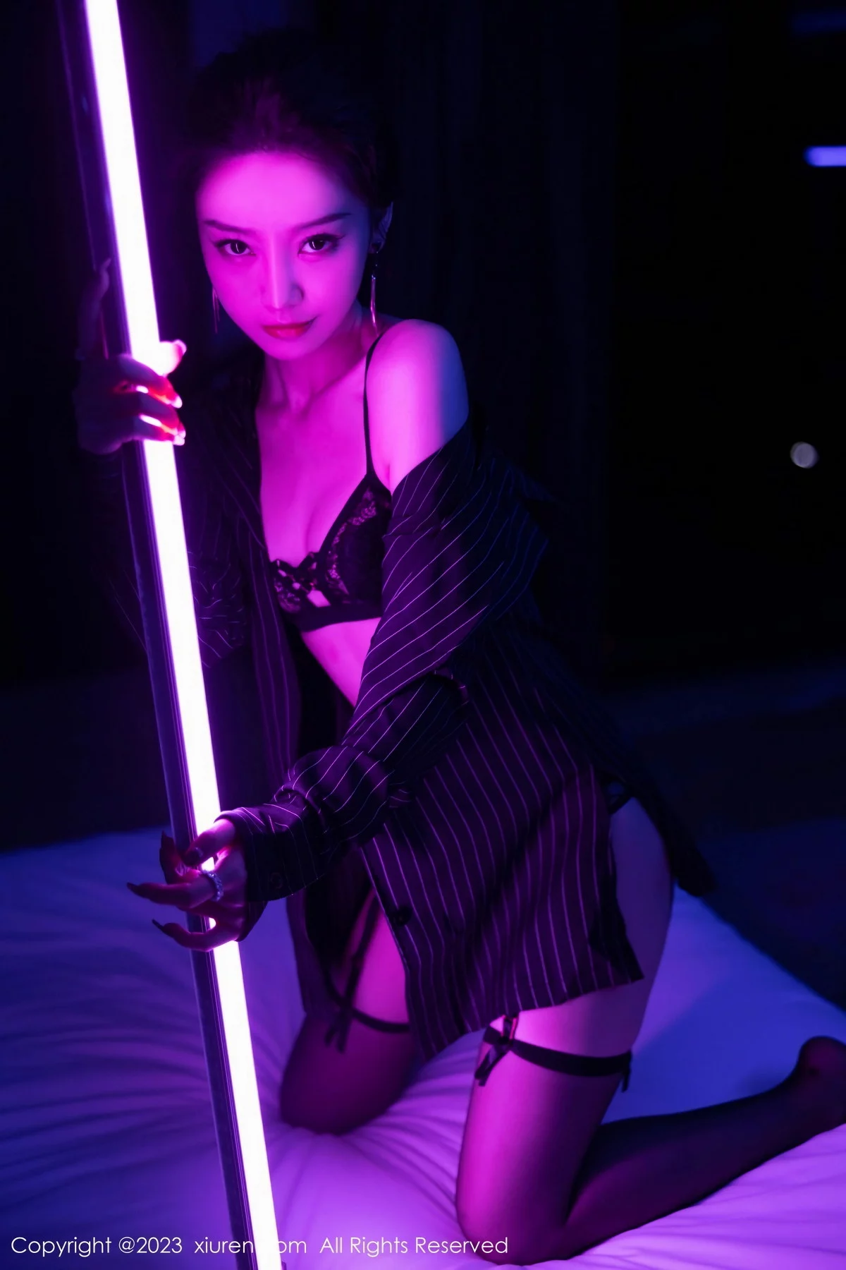 XiuRen第7611期_模特苏曼兮黑色条纹衬衫露黑色内衣配黑丝吊袜秀翘臀诱惑写真90P