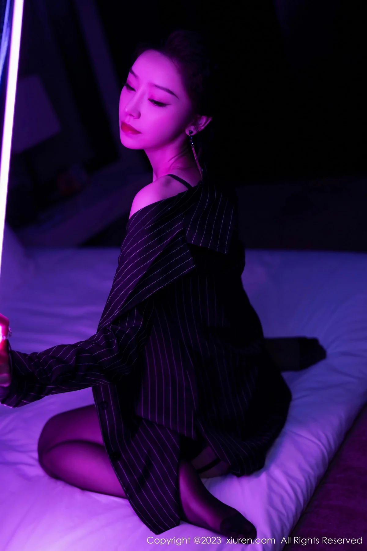 XiuRen第7611期_模特苏曼兮黑色条纹衬衫露黑色内衣配黑丝吊袜秀翘臀诱惑写真90P