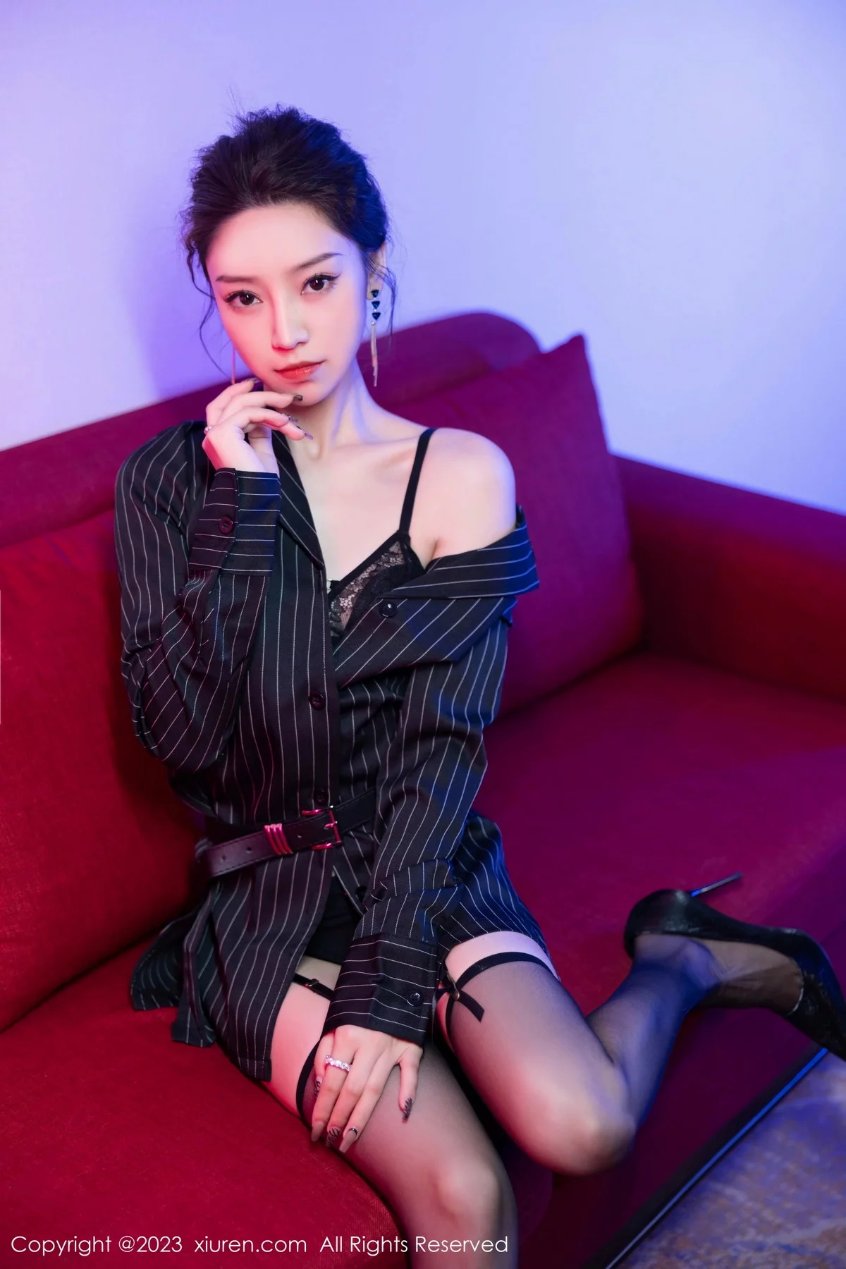 XiuRen第7611期_模特苏曼兮黑色条纹衬衫露黑色内衣配黑丝吊袜秀翘臀诱惑写真90P